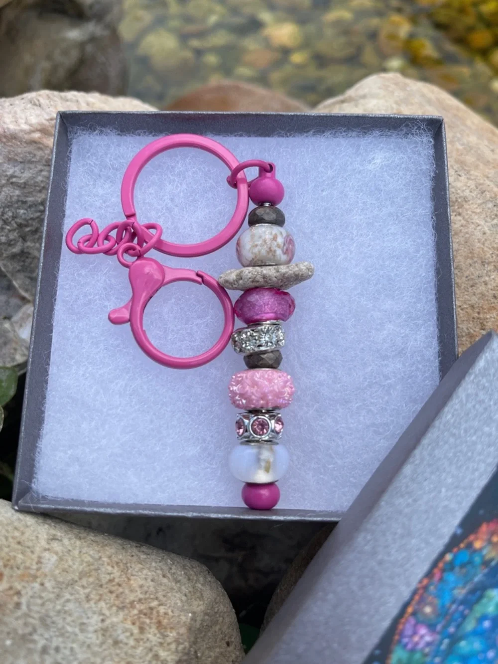 Keychain Beach Stone and Charms in Gift Box - Picture 5 of 5